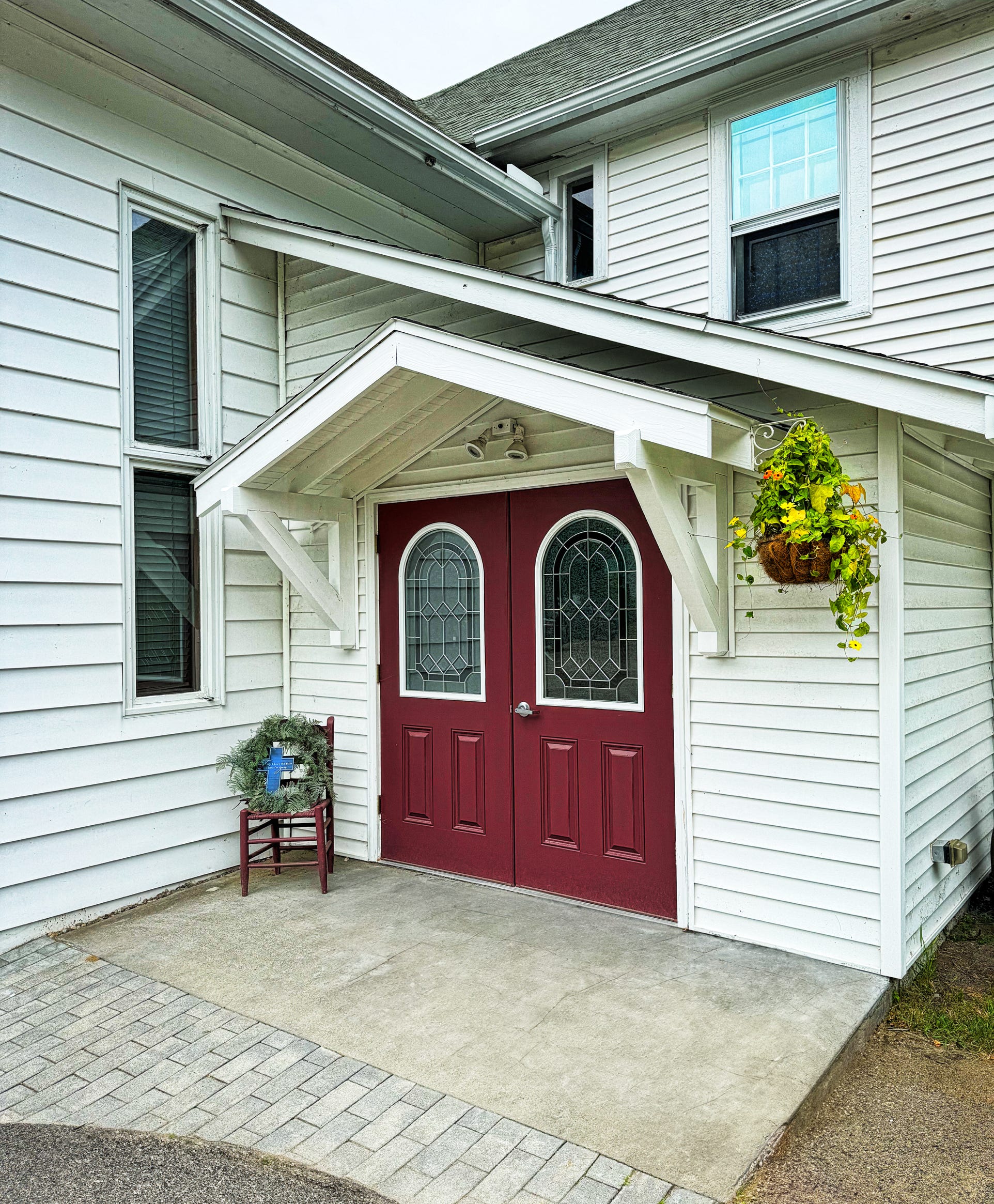 You are welcomed by friendly greeters for every Sunday morning worship service. Music, Praise, and Prayer start the worship service.